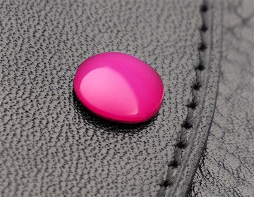 マゼンタ色のメノウ石の金具